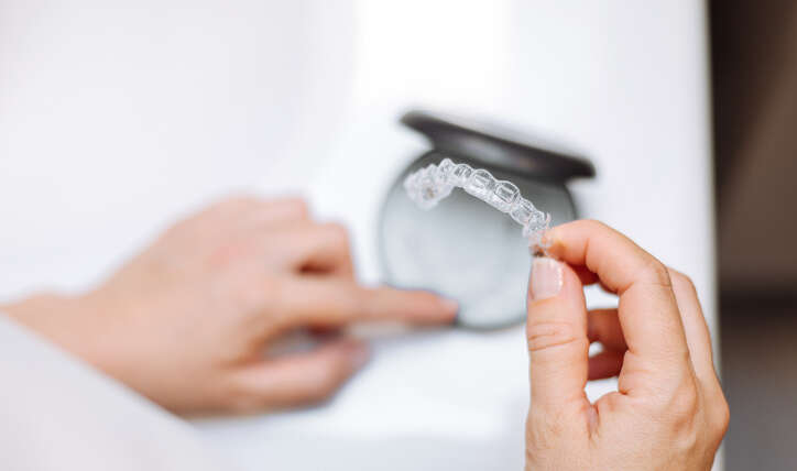 Ortodoncia invisible vs. brackets: ¿cuál es mejor para ti?